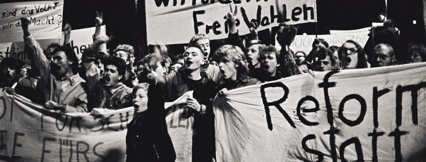 Die Massenflucht von DDR-Bürgern aus Ungarn und der CSSR im Sommer 1989 veranlaßt immer mehr Menschen in der DDR, auf die Straße zu gehen und gegen die Politik des SED-Regimes zu protestieren. Im Bild: Teilnehmer der sogenannten Montagsdemonstration in Leipzig Bundesregierung / Foto Harald Kirschner