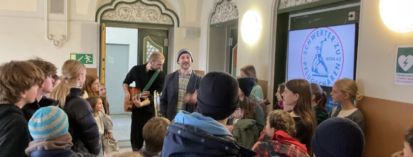 Eine besondere Theateraufführung „We come from far, far away“