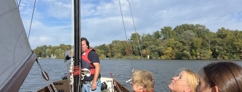 Lehrpersonen lernen das schwimmende Klassenzimmer kennen